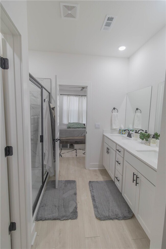 Building Photo - 112 S Broyles Ave