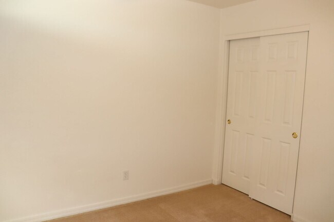 Building Photo - East Side 3 Bed 2 Bath Energy Efficient Pulte Home