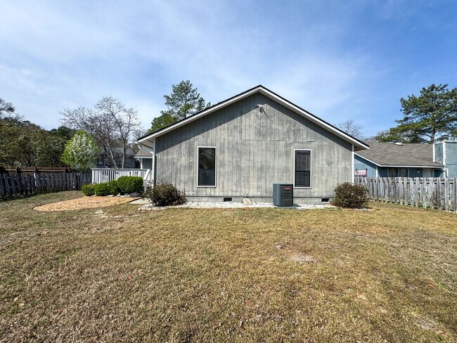 Building Photo - Beautiful 3 Bed 2 Bath Home with Fenced Backyard