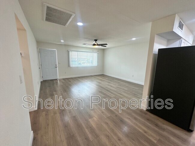 Building Photo - 10806 W Camelot Cir