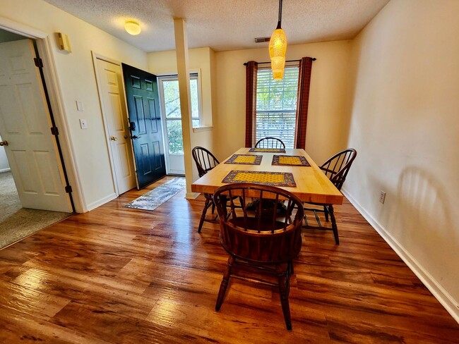 Building Photo - Adorable two bedroom in Meridian Place wit...