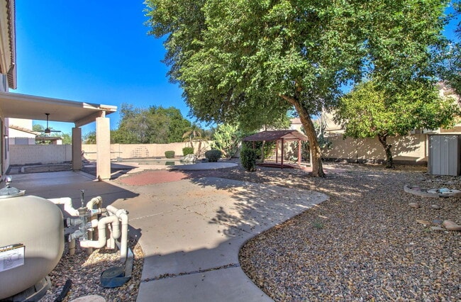 Building Photo - 2026 E County Down Dr