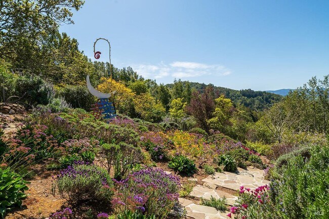 Building Photo - 1100 Bayhills Dr