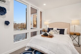 Building Photo - Stylish, Bright and Efficient 2 bed 1.75 Bath Townhome. Walk to U-Village!