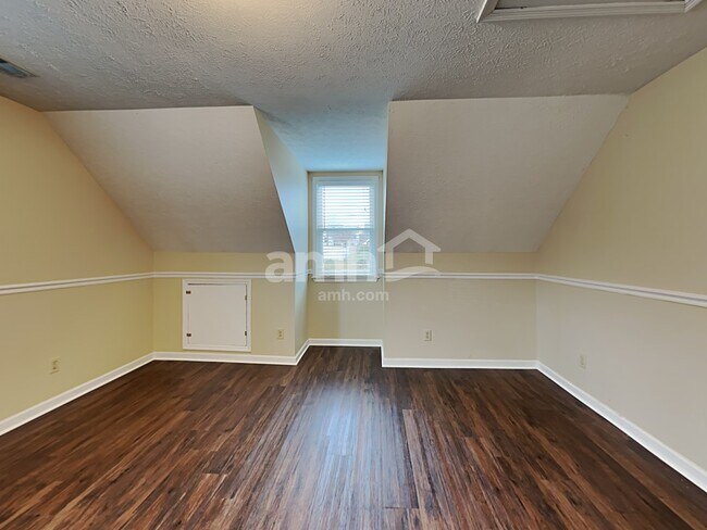 Building Photo - 214 St Lukes Ln