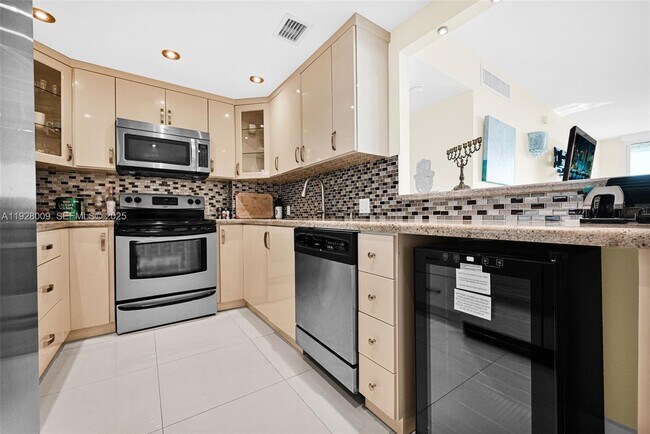 Building Photo - 100 Bayview Dr