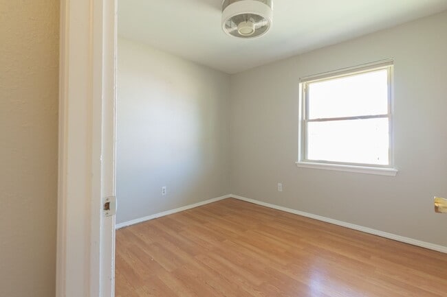 Building Photo - Charming Eastmoor Home: Perfect for Your New Adventure!