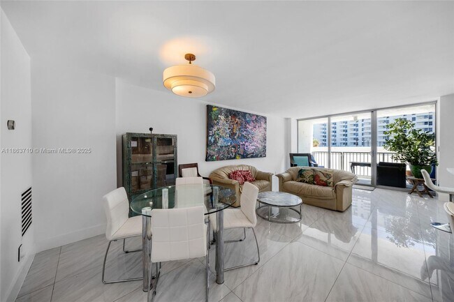 Building Photo - 2655 Collins Ave