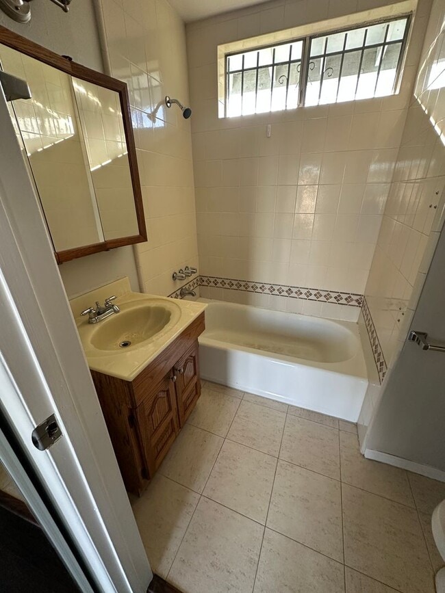 Building Photo - 717 W 214th St