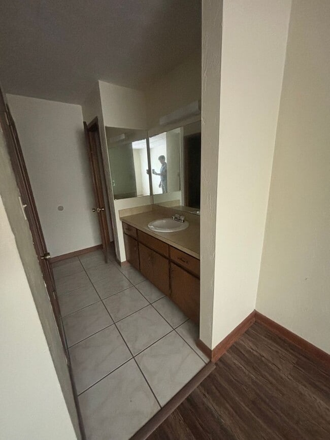 Building Photo - 2/2/ Walking Distance To Capital Regional ...