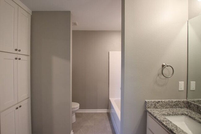 Building Photo - Beautiful 3 Bedroom 2 Bathroom Townhouse i...