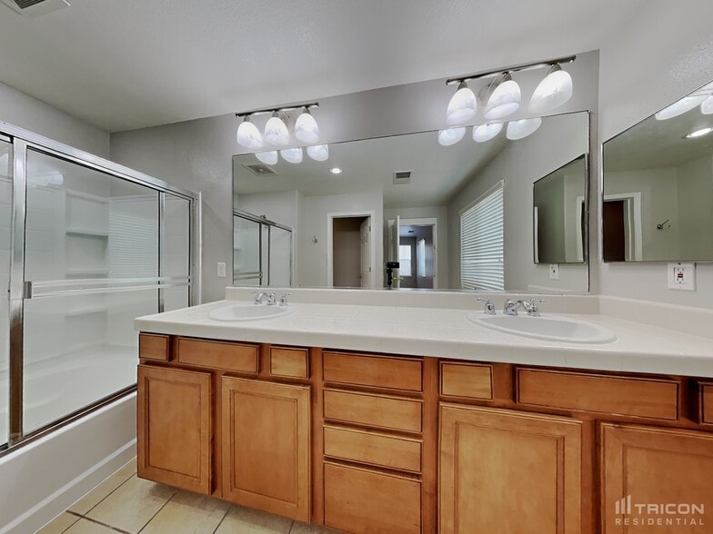 Building Photo - 6625 S Latour