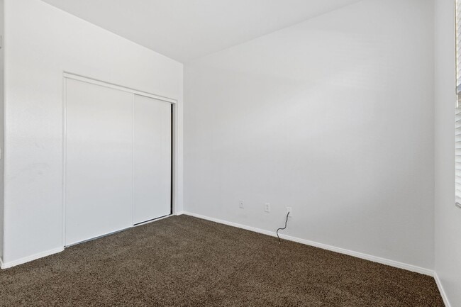 Building Photo - 2 bedroom Condo with an attached garage an...
