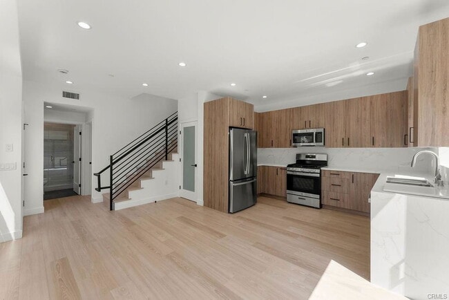 Building Photo - 2155 Glenada Ave