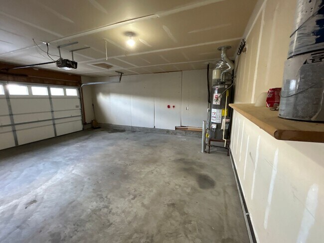 Building Photo - 3 Bedroom / 2 Bathroom Home in SE Madras