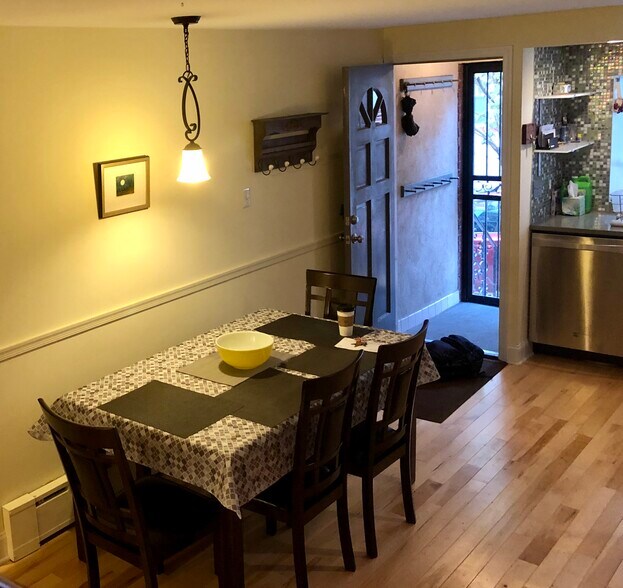 Building Photo - 711 Clymer St