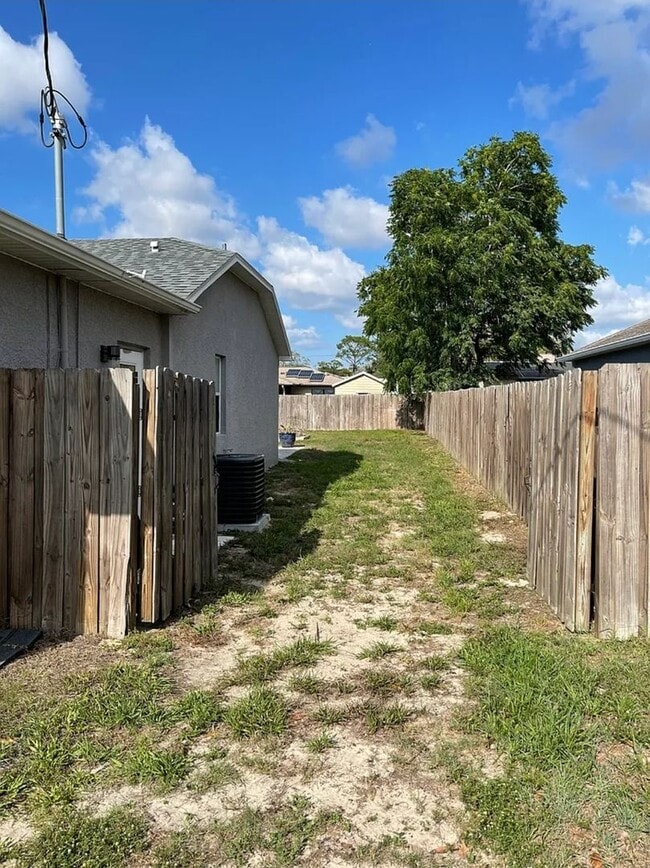 Building Photo - 3 bedroom 2 bathroom Fenced in yard