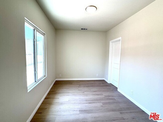 Building Photo - 319 N Rowan Ave