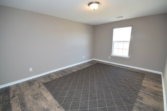 Building Photo - *AVAILABLE NOW* End Unit Town-home with Su...
