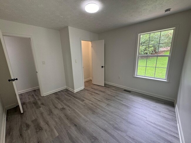 Building Photo - 3037 Summer Lake Dr
