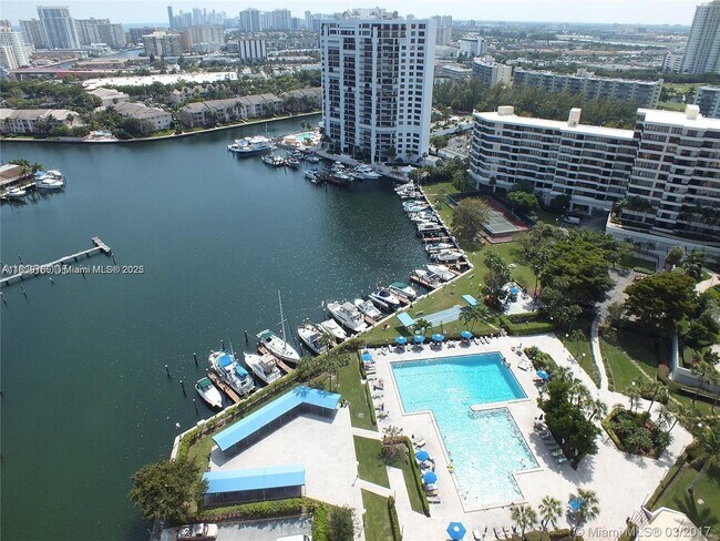 Building Photo - 2500 Parkview Dr