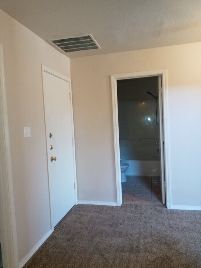Building Photo - 9900 Sunshine Mesa Dr NW