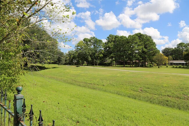 Building Photo - 8026 Golf Green Cir