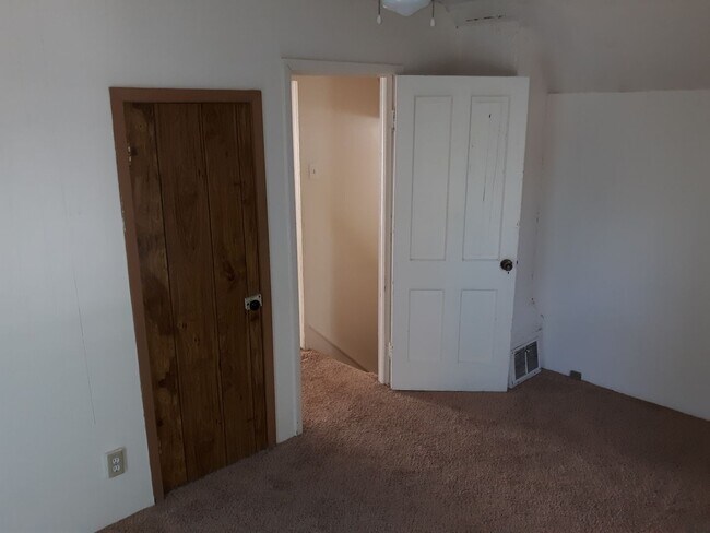 Building Photo - 2 Bedroom House, W/D, Fenced Yard, Porch, ...