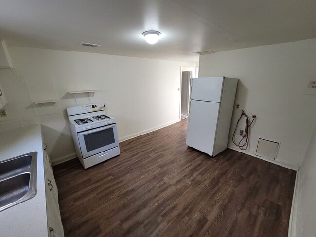 Building Photo - $1195 - 1BR/1BA Pet Friendly Duplex Near G...