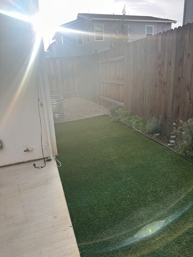 Building Photo - Modern Living in the Heart of Rocklin!