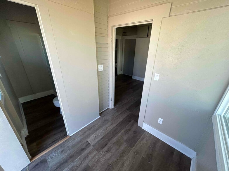 Building Photo - 411 W Chestnut Ave