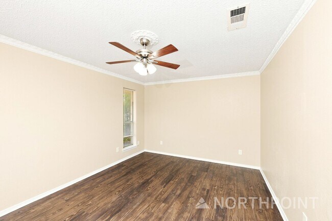 Building Photo - 3-Bedroom, 2 Bath Single Family for Rent in Dallas, TX | Front yard & Modern Kitchen