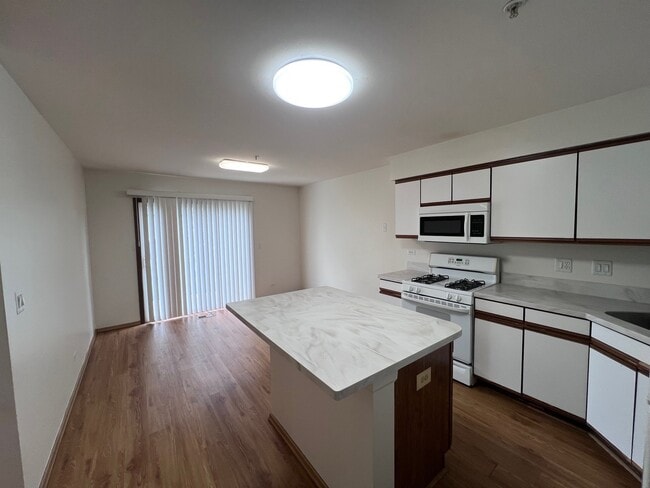 Building Photo - 1350 Orleans Dr