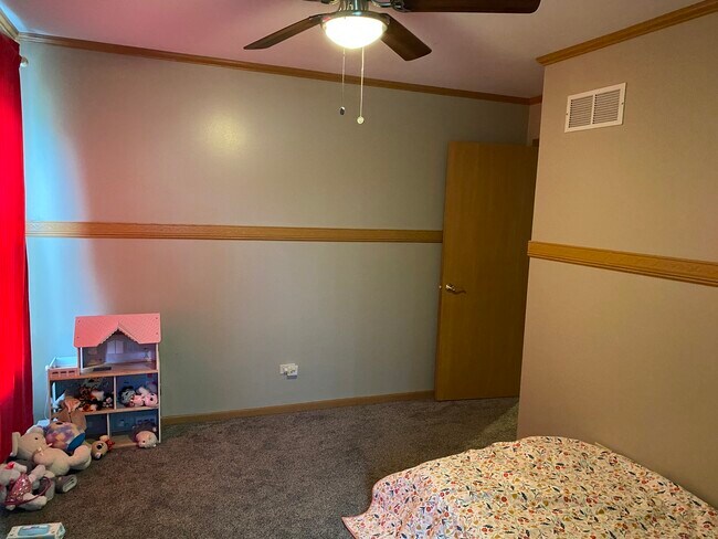 Building Photo - 5905 Lake Pointe Dr