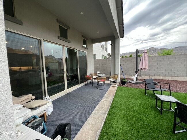 Building Photo - 21390 W Meadowbrook Ave