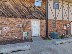 Building Photo - 2 Bedroom Townhome