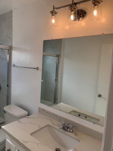 Building Photo - 1523 W 81st St