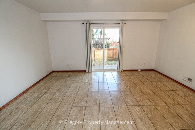 Building Photo - Bright and Spacious 5 bed Home - Steps from Martha Lake Airport!