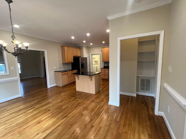 Building Photo - 123 Forest Green Dr