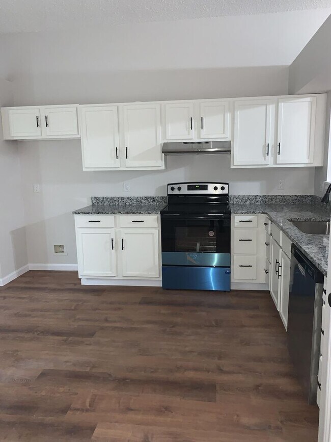 Building Photo - 120 Plumthicket Way
