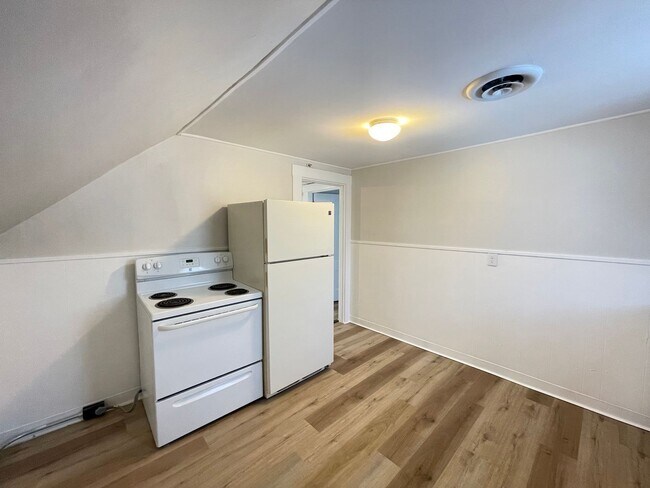 Building Photo - 98 Main St