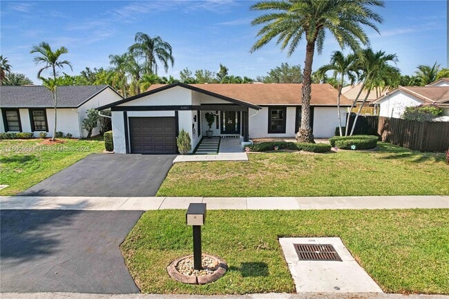 Building Photo - 16887 Royal Poinciana Dr
