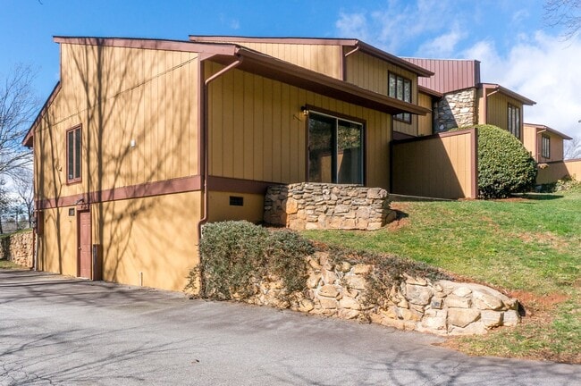Primary Photo - Charming Townhouse in Arden with Swimming ...
