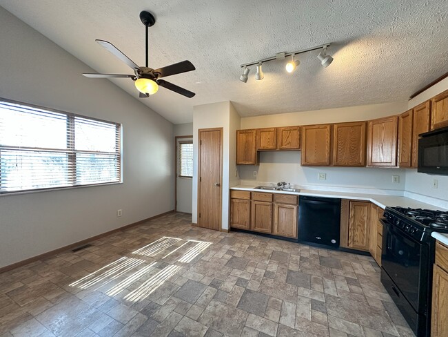Building Photo - 4049 Sandy Ridge Dr