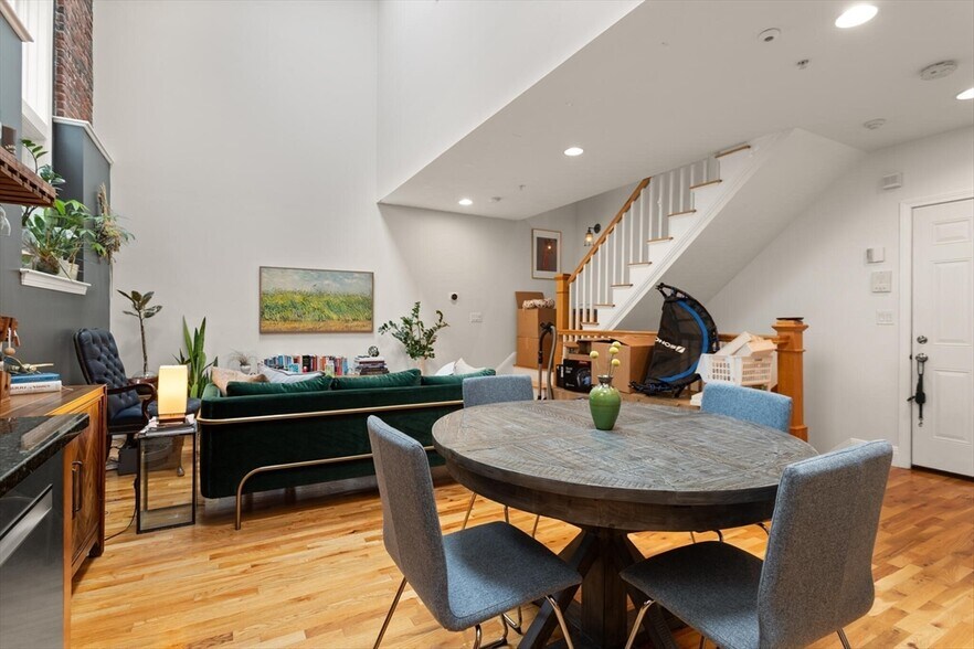 Building Photo - 340 Saratoga St