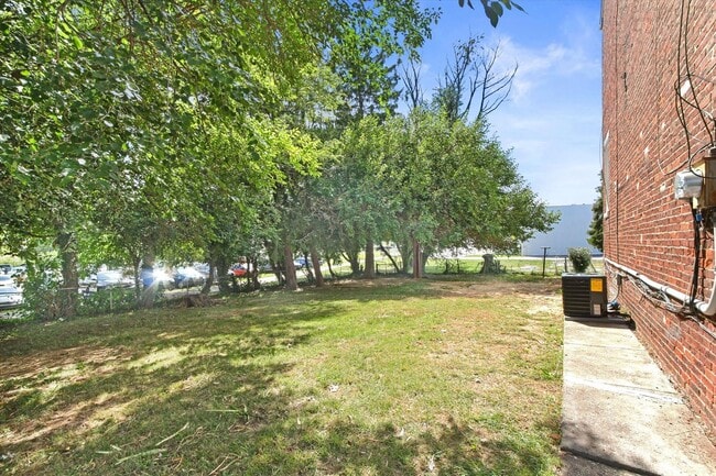 Building Photo - Bright 3 Bedroom, 1.5 Bath Home in York, Pa!