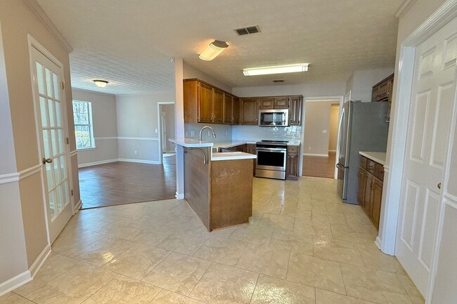 Building Photo - AVAILABLE NOW! (No Pets)