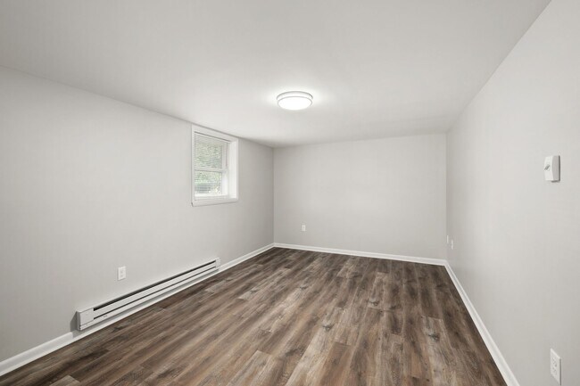 Building Photo - Completely Renovated - Roomy Bi-Level 4 be...