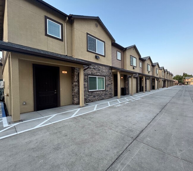 Building Photo - 908 N Olive Ave
