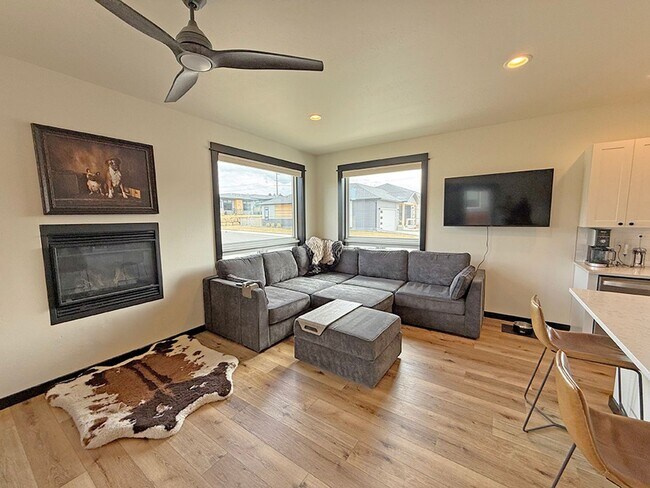 Building Photo - Modern Three Bedroom Townhome with Air Conditioning